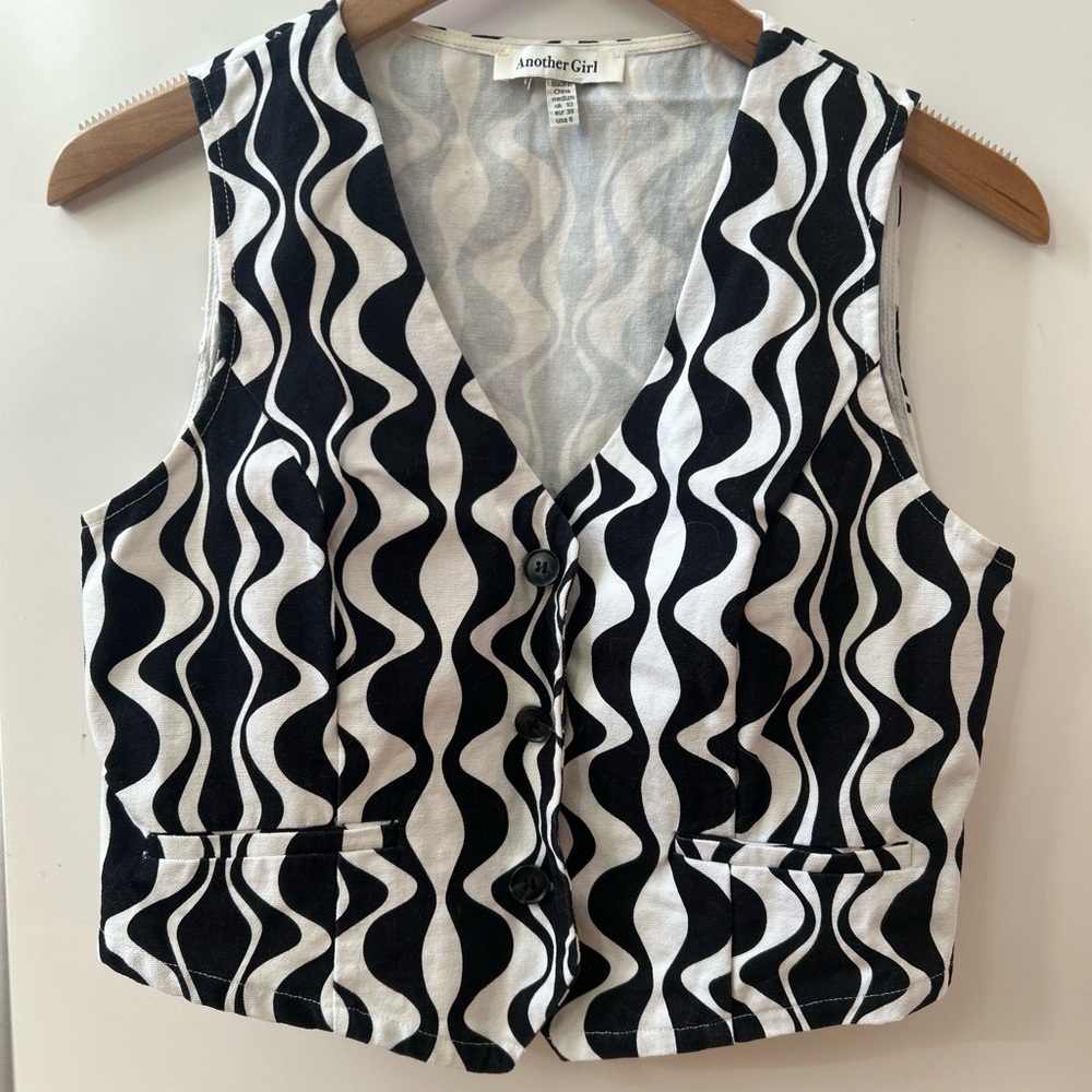 Black and White Retro Wave Pattern Vest